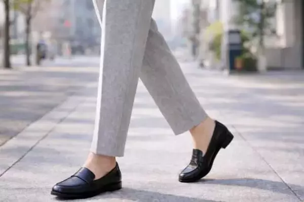 「ローファーが重く見える原因は“甲の見え方”。40代・50代が整えるべき「足元バランス」」の画像