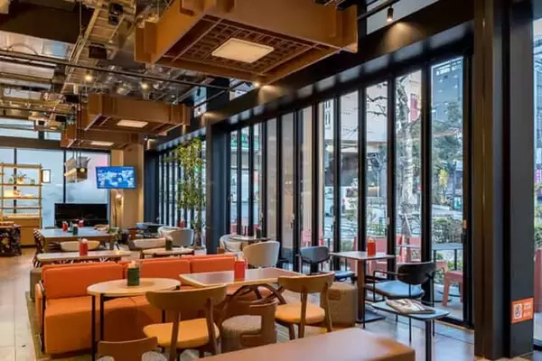 ディナーにほお張るハンバーガー。【キャプション by Hyatt 兜町 東京】は夜も刺激的