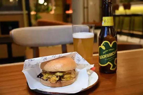 「ディナーにほお張るハンバーガー。【キャプション by Hyatt 兜町 東京】は夜も刺激的」の画像