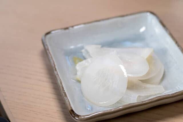 ディナーにほお張るハンバーガー。【キャプション by Hyatt 兜町 東京】は夜も刺激的