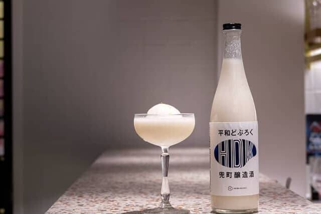 ディナーにほお張るハンバーガー。【キャプション by Hyatt 兜町 東京】は夜も刺激的