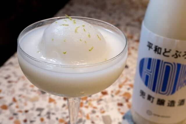 ディナーにほお張るハンバーガー。【キャプション by Hyatt 兜町 東京】は夜も刺激的