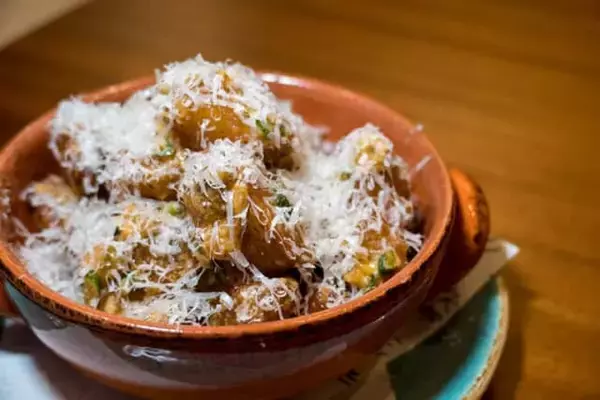 「ディナーにほお張るハンバーガー。【キャプション by Hyatt 兜町 東京】は夜も刺激的」の画像