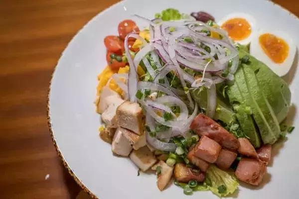 「ディナーにほお張るハンバーガー。【キャプション by Hyatt 兜町 東京】は夜も刺激的」の画像