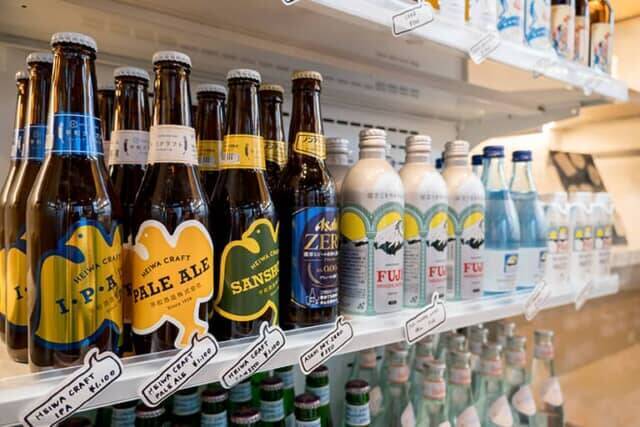 ディナーにほお張るハンバーガー。【キャプション by Hyatt 兜町 東京】は夜も刺激的