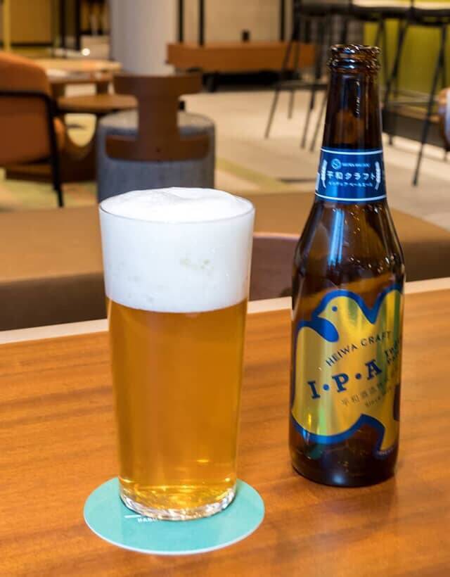 ディナーにほお張るハンバーガー。【キャプション by Hyatt 兜町 東京】は夜も刺激的