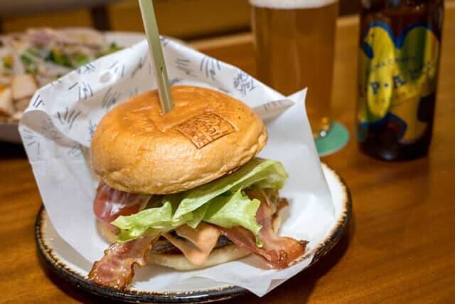 ディナーにほお張るハンバーガー。【キャプション by Hyatt 兜町 東京】は夜も刺激的