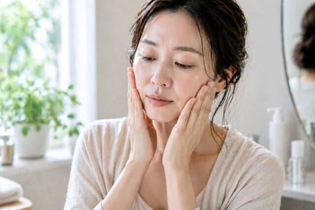 化粧水、何度も重ねてない？大人世代が見直したい“つけすぎ”スキンケア