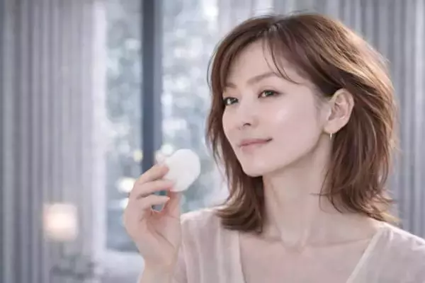 「【40代・50代】フェイスパウダー、つけすぎてない？今っぽい「ベースメイク」の正解」の画像