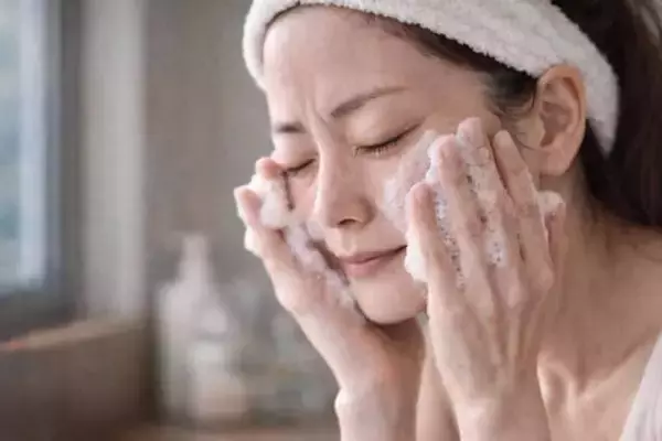 【40代・50代】今っぽくて若々しい人は“洗いすぎない”。肌トラブルを防ぐ大人の洗顔習慣