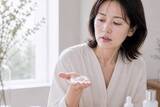 「乳液・クリーム、塗りすぎてない？“ベタつき＆重見え肌”の原因はこれ」の画像1
