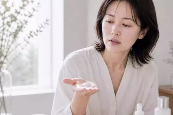 乳液・クリーム、塗りすぎてない？“ベタつき＆重見え肌”の原因はこれ