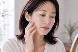 「乳液・クリーム、塗りすぎてない？“ベタつき＆重見え肌”の原因はこれ」の画像2