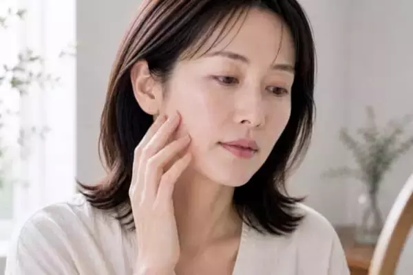「乳液・クリーム、塗りすぎてない？“ベタつき＆重見え肌”の原因はこれ」の画像