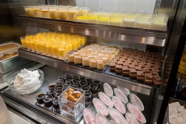 「肉料理とサラダが驚くほど充実。【リッチモンドホテルプレミア東京スコーレ】のディナーと朝食」の画像