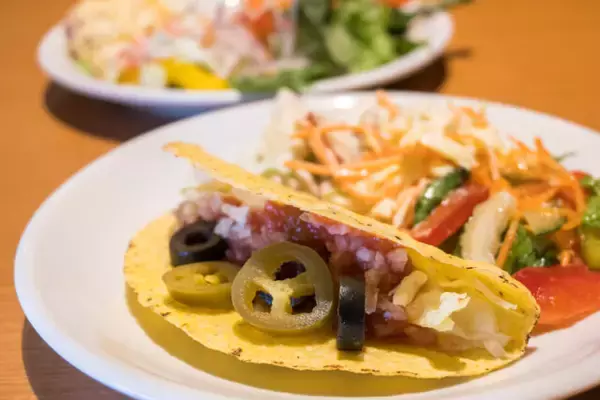 「肉料理とサラダが驚くほど充実。【リッチモンドホテルプレミア東京スコーレ】のディナーと朝食」の画像