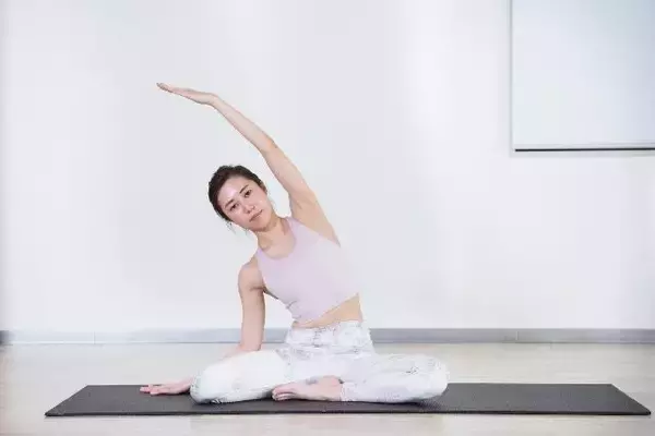 「お腹のくびれを取り戻すなら。１日１セット【くびれ作りの鍵「腹斜筋」を効果的に鍛える】簡単習慣」の画像