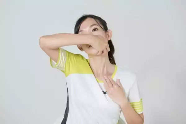 「顔が大きく見える原因は“あご下”に。１日１セット【胸骨舌骨筋をゆるめる】小顔ストレッチ」の画像