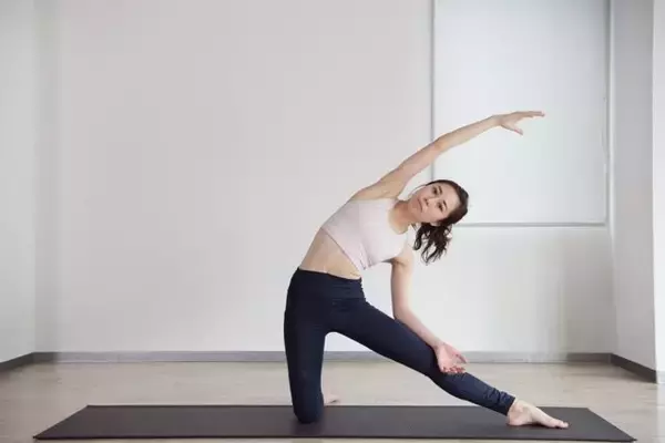 「ウエストにくびれを取り戻す。１日５セット【腰まわりの贅肉退治に効く】簡単ポーズ」の画像