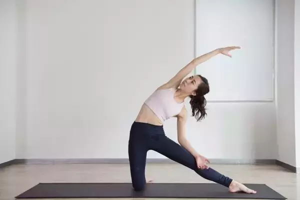 「ウエストにくびれを取り戻す。１日５セット【腰まわりの贅肉退治に効く】簡単ポーズ」の画像