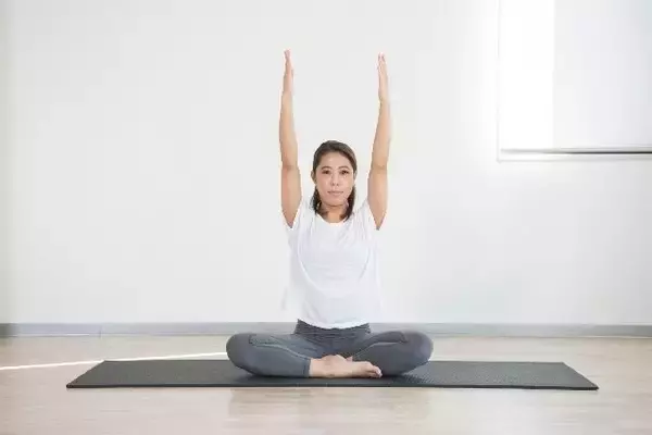 「下腹ぽっこりを解消へ。１日30秒“腹筋を伸ばすだけ”お腹の引き締めを後押しする簡単ポーズ」の画像