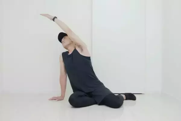 なんとなく“後ろ姿が老けて見える…”を回避。背中のもたつきを整える簡単習慣