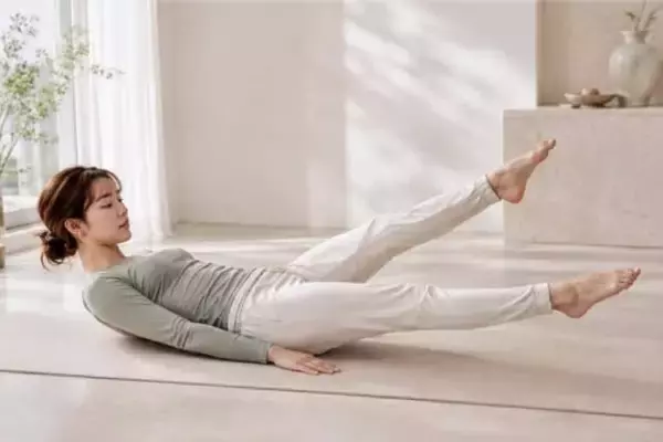 「姿勢と動かし方で変わる。40代からの“くびれウエスト”を取り戻す簡単エクササイズ」の画像