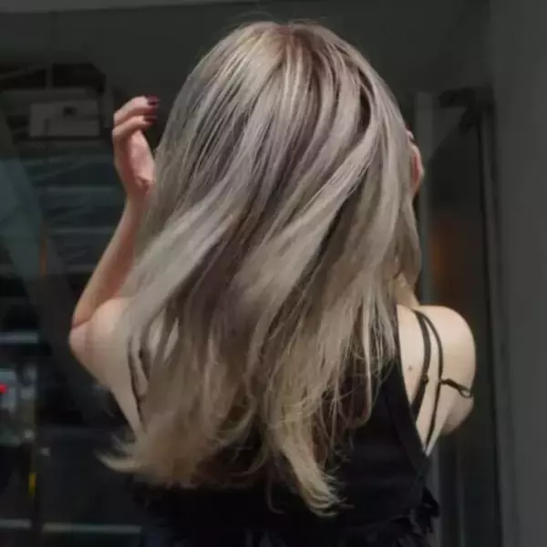 「白髪も重た見えも同時に解決！大人を若々しく見せる【似合わせヘアカラー】最新ガイド」の画像