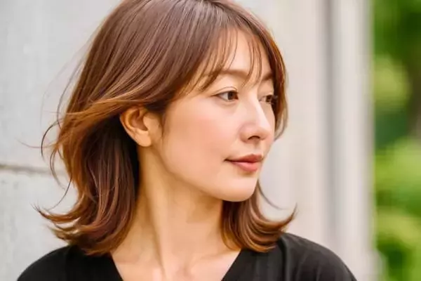 おば見え回避のカギは“抜け感×ツヤ”！自然体で若見えする【最旬レイヤーミディ】