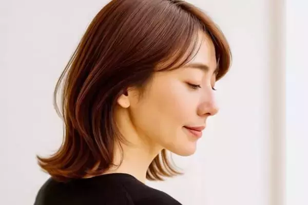 「おば見え回避のカギは“抜け感×ツヤ”！自然体で若見えする【最旬レイヤーミディ】」の画像