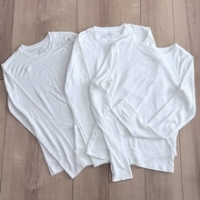 １枚で暖かく“重たく見えない”。【ユニクロ＆GU】40代の冬コーデ着膨れ対策に「白インナー」３選