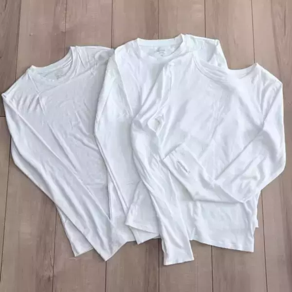 １枚で暖かく“重たく見えない”。【ユニクロ＆GU】40代の冬コーデ着膨れ対策に「白インナー」３選