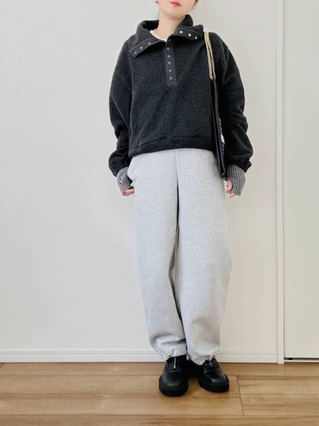 １枚で暖かく“重たく見えない”。【ユニクロ＆GU】40代の冬コーデ着膨れ対策に「白インナー」３選