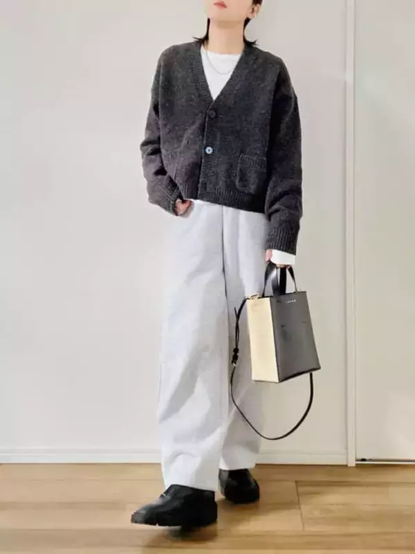 「１枚で暖かく“重たく見えない”。【ユニクロ＆GU】40代の冬コーデ着膨れ対策に「白インナー」３選」の画像