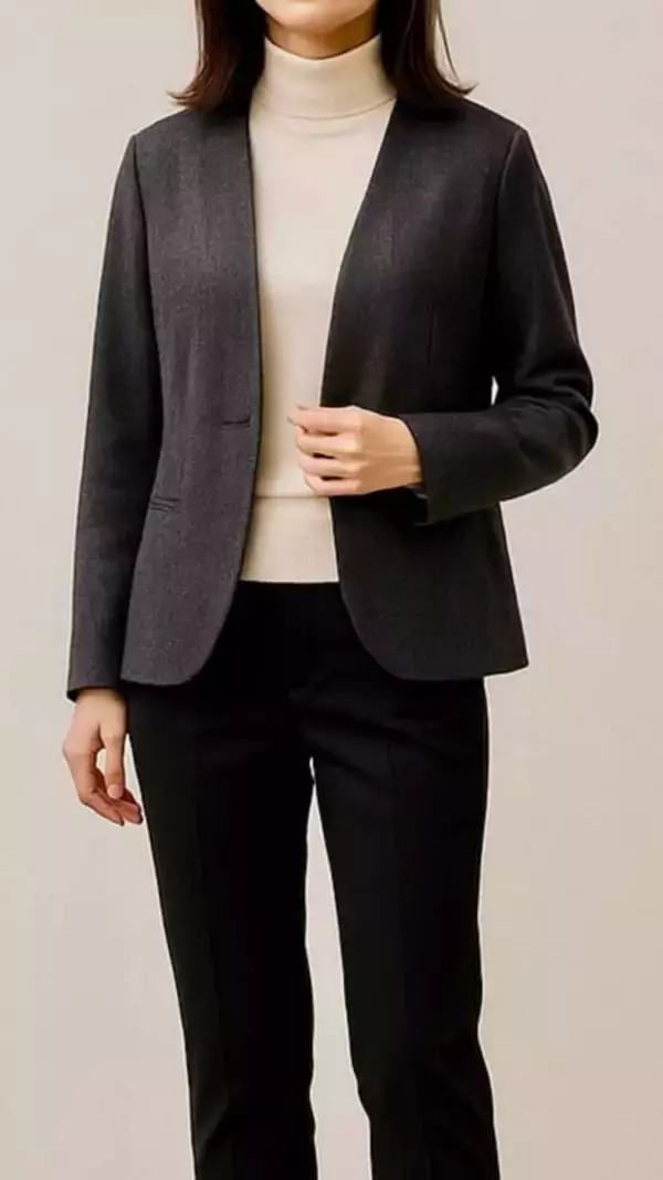 「まだ冬コートは早いけど寒い！“秋アウター難民”を救う「若返り＆細見え」正解コーデ３選」の画像