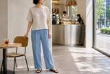 「涼しい服を着ると、どこか野暮ったい…。40代から見直したい“夏の涼感素材”の着こなし」の画像1