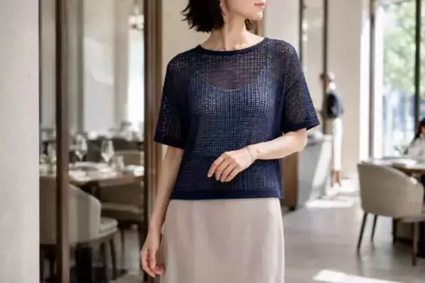 「涼しい服を着ると、どこか野暮ったい…。40代から見直したい“夏の涼感素材”の着こなし」の画像