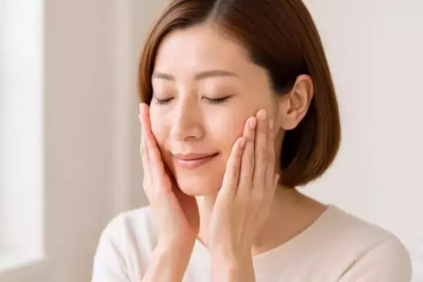 朝のツヤが夜まで続く。40代が見直すべき【崩れないベースメイク】３つのポイント