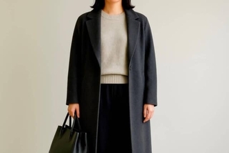 40代からの「モノトーン」は“明るめ配色”が鍵。重たく見せない上品アカ抜けコーデテク