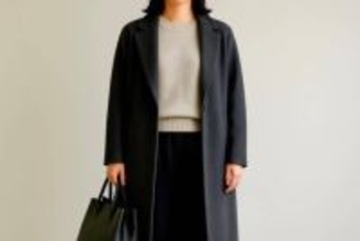 40代からの「モノトーン」は“明るめ配色”が鍵。重たく見せない上品アカ抜けコーデテク