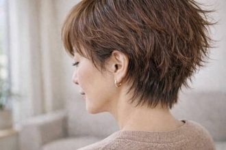軽くしたはずが重たく見える。40代・50代のショートヘアが野暮ったくなる“削りすぎ”問題