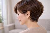 「軽くしたはずが重たく見える。40代・50代のショートヘアが野暮ったくなる“削りすぎ”問題」の画像2