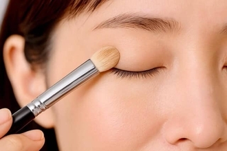 目元印象が若返る！自然に“まぶたのたるみ”をリフトアップする「大人の正解アイメイク術」