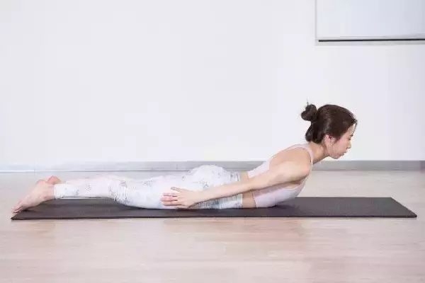 「呼吸が浅い人ほど試してほしい。１日10回【背中の筋肉＆体幹を丸ごと鍛える】簡単エクササイズ」の画像