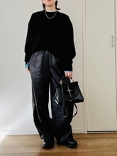 黒でまとめてるだけじゃアカ抜けない？40代“地味見え”を回避する「黒コーデ」更新ルール