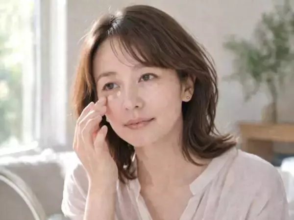 「【40代・50代】ノーファンデ、実は逆効果かも？今っぽい「ベースメイク」の正解」の画像