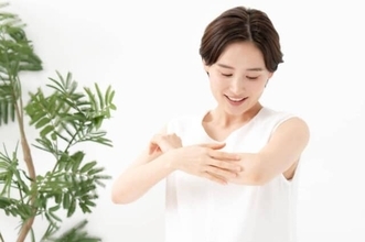 「なんか老けた？」の原因は“服の色選び”かも。大人がアカ抜けるカラーチョイスの新ルール