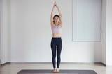 「腰のもたつきは“伸ばして整える”がカギ。１日１セット【くびれ印象を立て直す】簡単ポーズ」の画像3