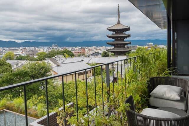 客室から絶景。八坂の塔を独占できる特別感。【ザ･ホテル青龍 京都清水】のテラス付スイートルーム