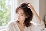 「トップがペタッとすると…。40代以降に見直したい“髪のボリューム感”」の画像1